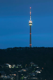 La tour photographiée de nuit