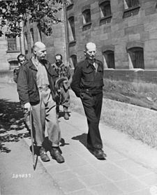 Le Generalfeldmarschall Wilhelm List (à gauche) et le General der Pioniere Walter Kuntze (à droite) marchant dans la cour d'une prison pendant le Procès des otages.