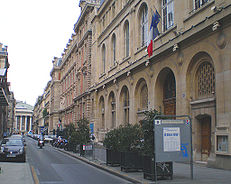 P4240038 Paris II rue de la Banque mairie reduct.jpg