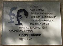 Mémorial de Pankow à Berlin : « Dans cette école qui servit de clinique pendant et après la Deuxième guerre mondiale mourut le 5 février 1947 l'écrivain allemand Hans Fallada (1893-1947) ».