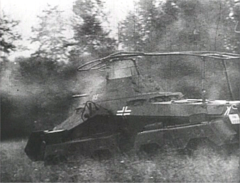 German Sd Kfz 232 (8 roues) dans les Ardennes pendant la Bataille de France, en mai 1940.