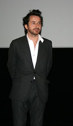 Édouard Baer à l'avant-première de Passe-passe diffusée à l'UGC Ciné Cité Les Halles, à Paris, le 15 avril 2008.