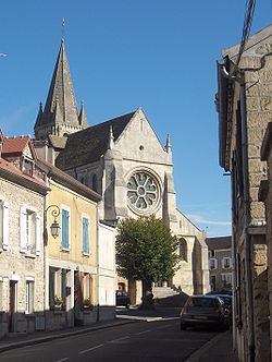 L'église Saint-Symphorien de Nesles-la-Vallée, ville où se situe l'essentiel de l'action de Suzanne et les Jeunes Hommes