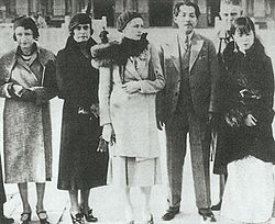 Edda Ciano (au centre), avec l'homme politique chinois Zhang Xueliang (à sa gauche), en 1931.