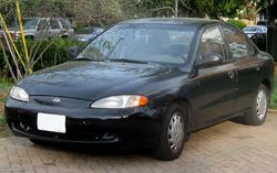 1996-1997 Hyundai Elantra sedan 1 -- 04-07-2010.jpg