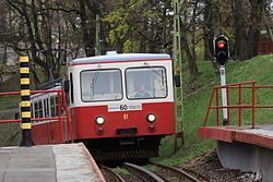 Le Fogaskerekű arrivant à la gare de Széchenyi-hegy.