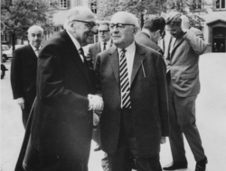 Max Horkheimer et Theodor W. Adorno en avant-plan, avec Jürgen Habermas en arrière-plan, à droite, à Heidelberg en 1956.
