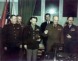 Ivan Sousloparov (premier à gauche) avec le général Morgan (Armée britannique), le général Bedell Smith (US Armée), le général Eisenhower et la maréchal Tedder (R.A.F) au S.H.A.E.F à Reims après la signature de la capitulation sans condition de l'Allemagne.