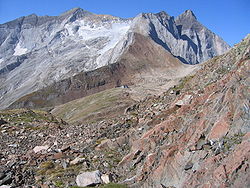 Petit Vignemale (3032 m) au centre, col de la Hourquette d'Ossoue à droite (2 734 m), vue partielle du glacier d'Ossoue (Photo prise du col de Labas)