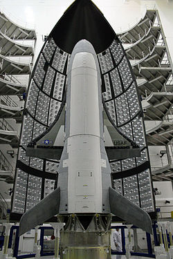 X-37 en cours d’installation.