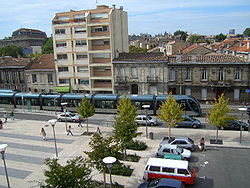 Bordeaux, Saint-Genès, tram arrêt Bergonié.jpeg