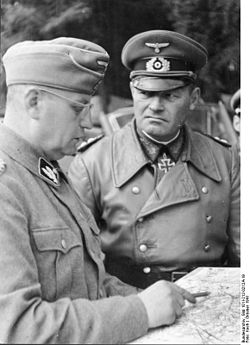 Walter Kruger (à gauche) et le Generaloberst Erich Hoepner en octobre 1941 sur le front de l'Est