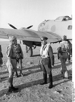 Bundesarchiv Bild 101I-432-0760-10, Nordafrika, Erwin Rommel, Joachim Müncheberg.jpg