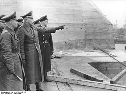 Wilhelm Fahrmbacher à côté d'Erwin Rommel sur le toit de la base sous-marine de Saint-Nazaire (18 février 1944)