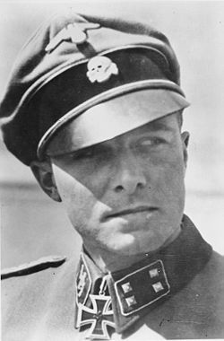 Peiper portant l'uniforme de SS-Sturmbannführer