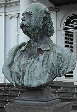 Buste de Léon Dierx à l'entrée du musée.