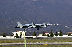 Deux CF-18 Hornet canadiens décollent d'Aviano Air Base pendant l'opération de l'OTAN "Allied Force" après la guerre du Kosovo.