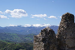 Vue du mont Cusna depuis Castello di Carpineti.