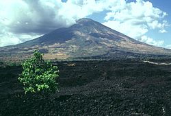 Vue du San Miguel en 1999 avec une coulée de lave de 1819 au premier plan.