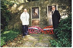 Charly Gaul et Fréderico Bahamontes en 1998 devant le Mémorial François et Nicolas Frantz 1.jpg