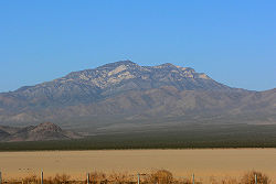 Clark Mountain depuis l'Interstate 15 quand elle traverse le lac salé d'Ivanpah dans le Désert des Mojaves.