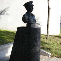 Monument au Commandant L'Herminier sur le port d'Ajaccio.