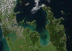 Image satellite du golfe Hauraki (au centre) avec le Firth of Thames (en bas).
