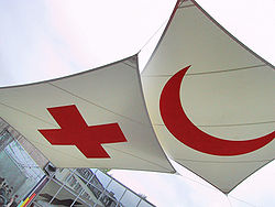 Les emblèmes de la croix rouge et du croissant rouge, les symboles desquels le nom du mouvement est issu.