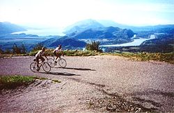 Cyclistes dans l'ascension du Grand Colombier.jpg