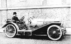 Pierre Clerget en 1914 au volant de sa « Delage-Clerget » à moteur d'avion Clerget de 50ch.