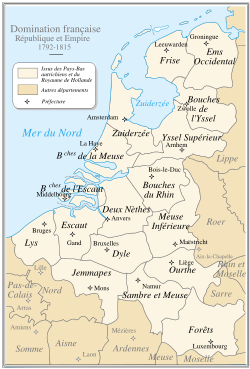 Carte de la région indiquant sa division en départements ; le Zuyderzée est situé en haut au milieu de la carte.