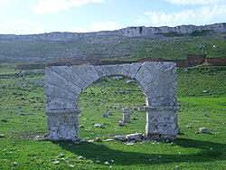 Vue sur le Djebel Gorra derrière l'arc de triomphe de Kouchbatia