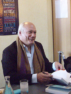 Éric-Emmanuel Schmitt en dédicade à la Comédie de Picardie (Amiens), en octobre 2008