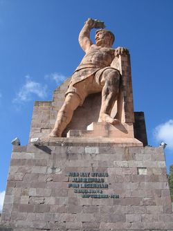 Statue érigé à la mémoire de Juan Jose de los Reyes Martinez, surnommé El Pipila, mineur à Guanajuato qui, selon la tradition locale, aurait détruit la porte de l'Alhóndiga de Granaditas permettant ainsi aux insurgés d'y pénétrer.