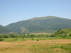 Les monts Ruj vu de la vallée de l'Erma