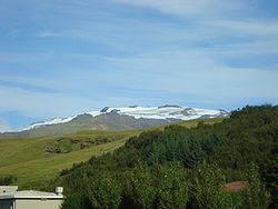 L'Eyjafjöll recouvert par l'Eyjafjallajökull vus depuis Skógar.
