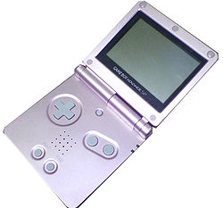 La console Game Boy Advance SP en position ouverte