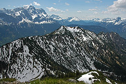 Le Hoher Ziegspitz et le Zugspitze (arrière-plan)