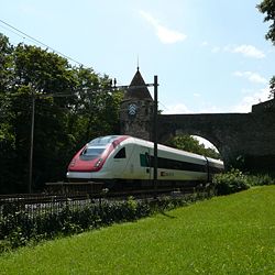 ICN Lausanne-St Gall passant au château de Grandson
