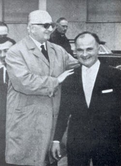 Enzo Ferrari à gauche, avec des lunettes sombres