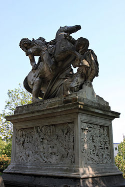 Tombe du général Gobert au cimetière du Père-Lachaise. Sur le socle, un bas-relief représentant la bataille de Famars. Auteur : David d'Angers
