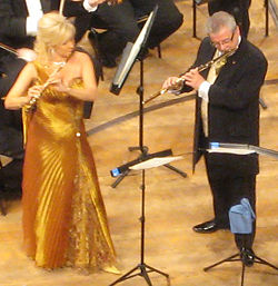 Sir James Galway et son épouse Jeanne jouant au concert de nouvel an 2007 au Palais des congrès de Lucerne.