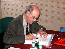Le dessinateur lors d'une séance de dédicace en 2004 à Paris