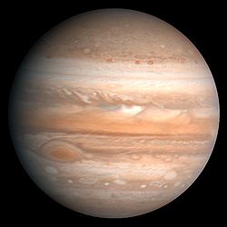 Jupiter vue par Voyager 2 en 1979(image retraitée en 1990 pour souligner les formations telles que la Grande tache rouge).