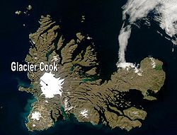 Image satellite des îles Kerguelen avec le glacier Cook.