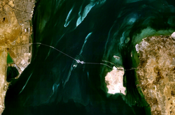 Image satellite de la chaussée du roi Fahd entre l'Arabie saoudite (à gauche) et Bahreïn (à droite).