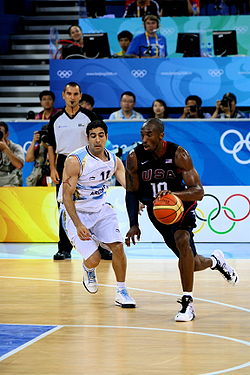 Paolo Quinteros face à Kobe Bryant
