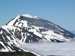 Vue du sommet du Korovin recouvert partiellement par des projections au cours de son éruption de juillet 2004.