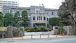 Kumamoto university headquarters building 1.jpg