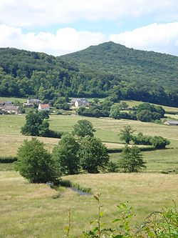 Le mont Touleur, dominant le hameau de de Saint-Gengoult (Larochemillay) et la rivière de la Roche